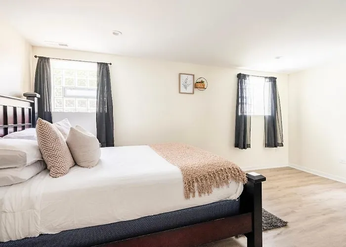 Cozy 2 Brm Mins Away From United Center * Chicago
