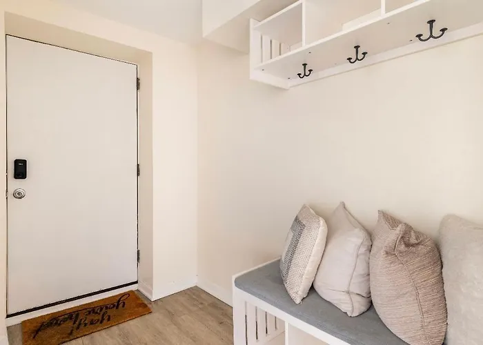 Cozy 2 Brm Mins Away From United Center Apartment