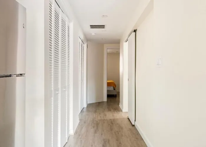Cozy 2 Brm Mins Away From United Center