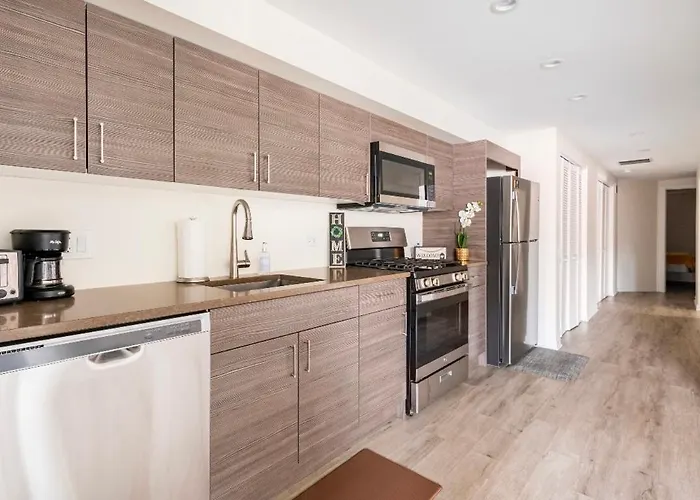 Cozy 2 Brm Mins Away From United Center
