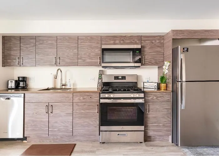 Cozy 2 Brm Mins Away From United Center Apartment