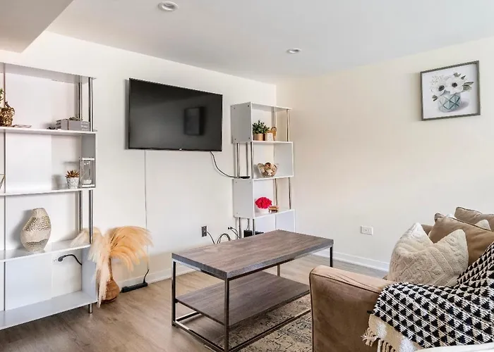 Cozy 2 Brm Mins Away From United Center *