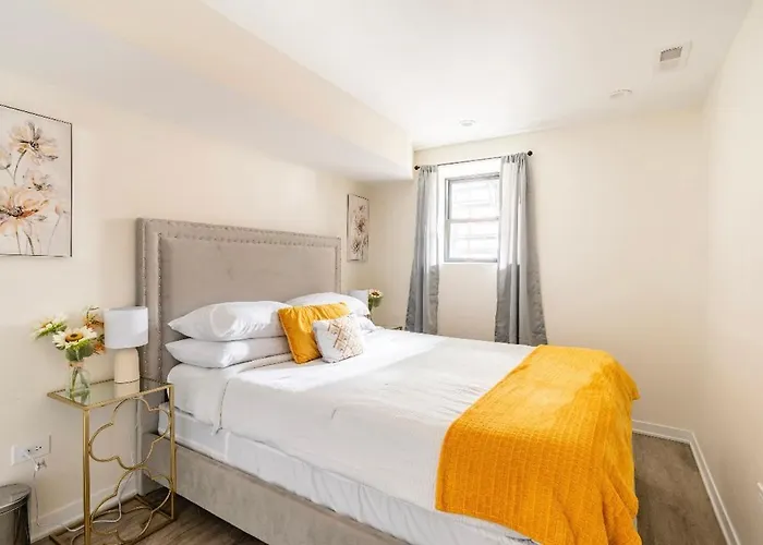 Cozy 2 Brm Mins Away From United Center