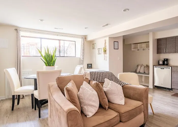 Cozy 2 Brm Mins Away From United Center Apartment *