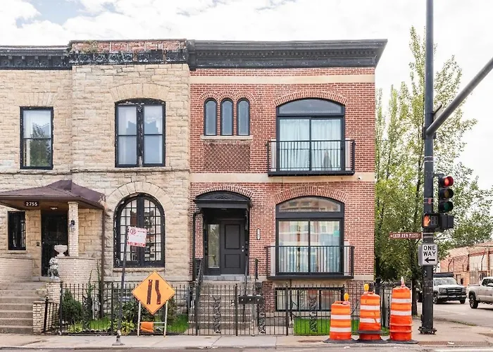 Cozy 2 Brm Mins Away From United Center *